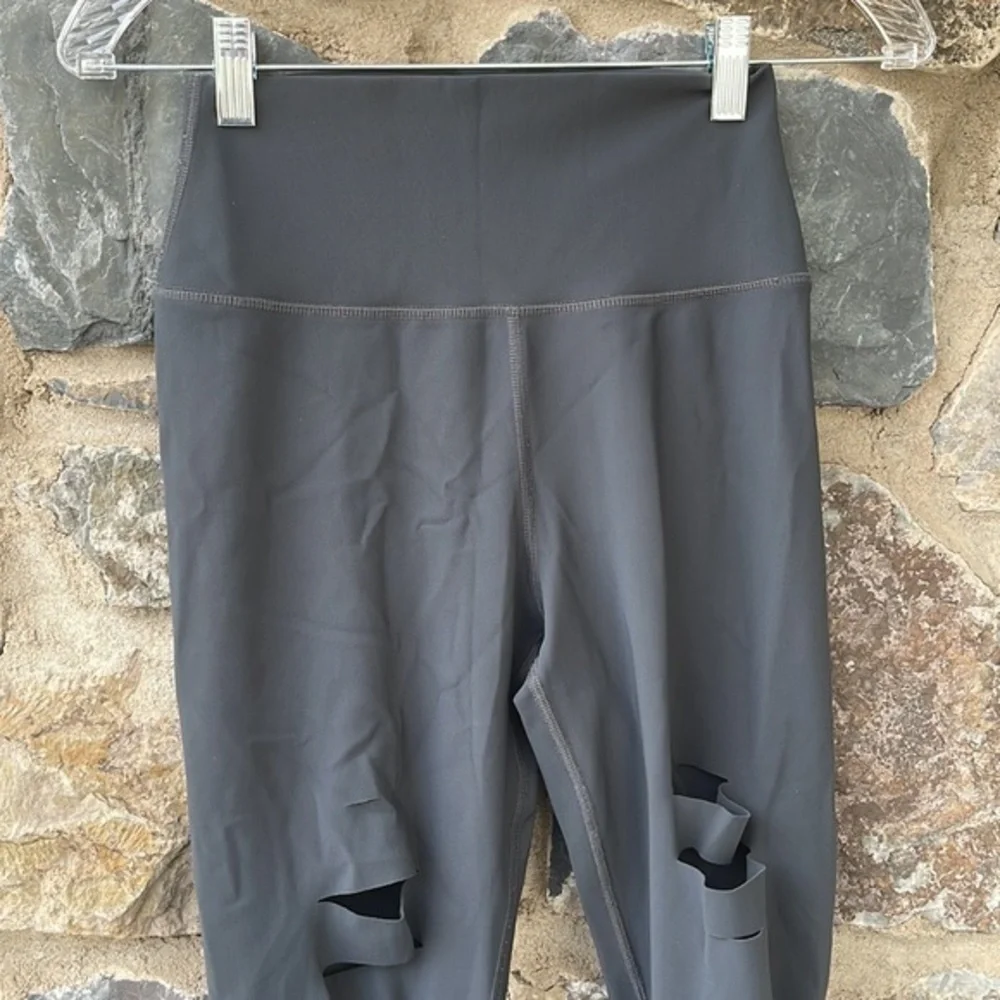 Alo Yoga High-Waist Ripped Warrior Legging in ‘Anthracite’ Gray Size Small
